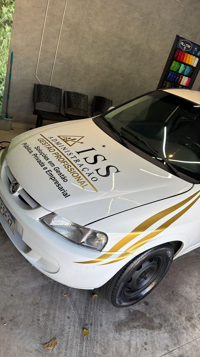 Carro identificado da ISS Administração usado nas visitas aos condomínios